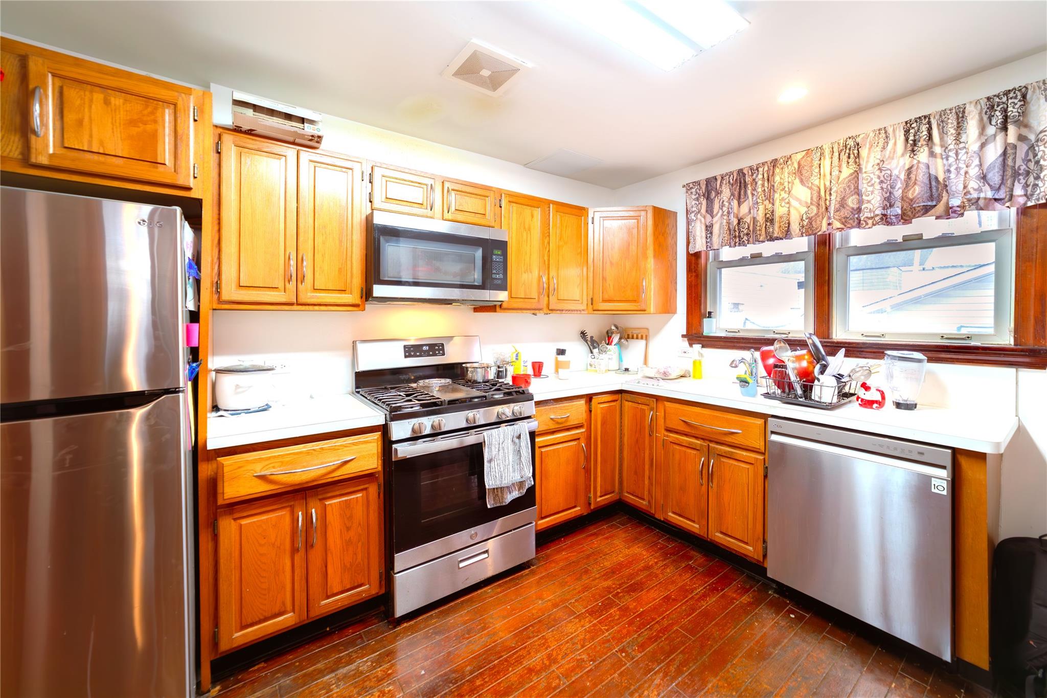 6054 59th Drive, Maspeth, New York image 3
