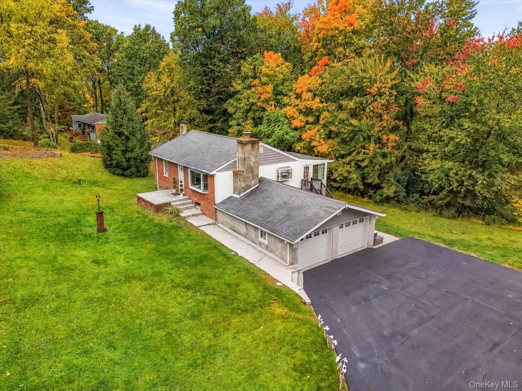 Photo of 19 Ridgeview Road, Hopewell Junction, NY 12533 (MLS # 1049657)