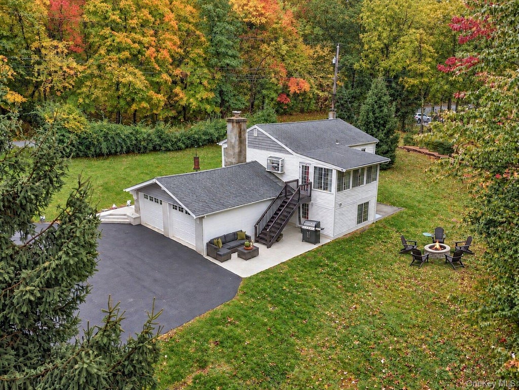 Photo of 19 Ridgeview Road, Hopewell Junction, NY 12533 (MLS # 1049657)