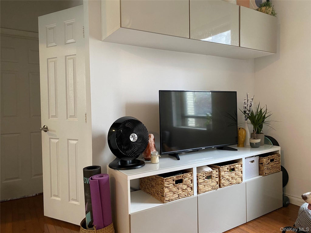 Photo of 21-27 33 Street #3G, Astoria, NY 11105 (MLS # 1049584)