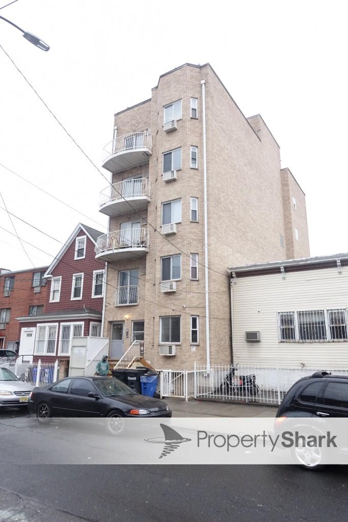 Rental Property at 38th Avenue 1st Floor, Woodside, Queens, NY - Bedrooms: 2 
Bathrooms: 1 
Rooms: 4  - $2,850 MO.