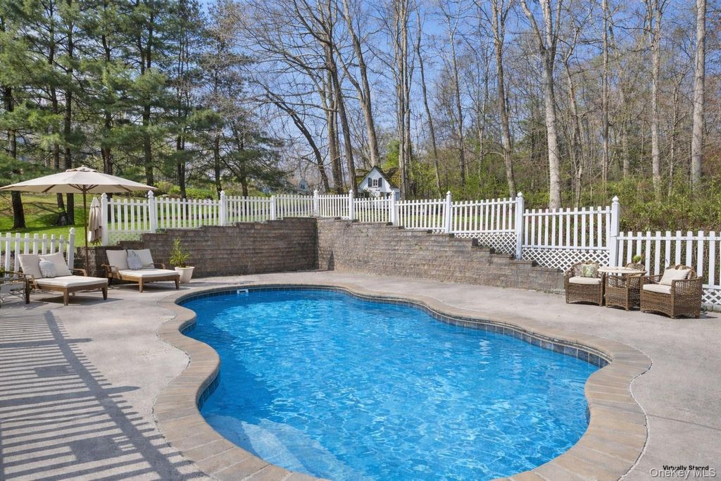 Photo of 4 Stuart Lane, Katonah, NY 10536 (MLS # 985002)