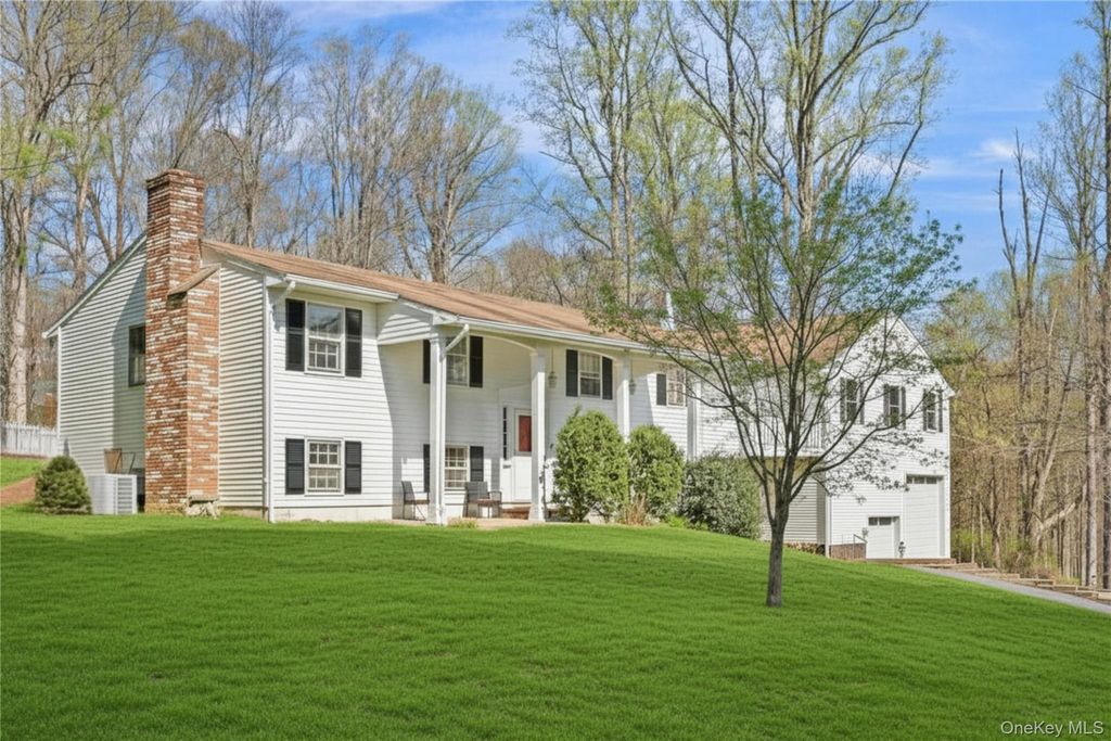 Photo of 4 Stuart Lane, Katonah, NY 10536 (MLS # 985002)