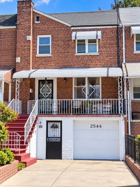 Photo of 2544 Bronxwood Avenue, Bronx, NY 10469 (MLS # 1064908)