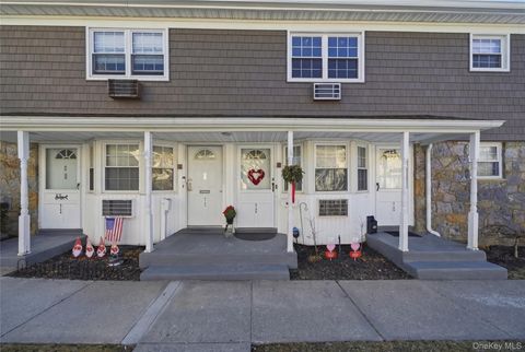 Homes For Sale - 4743 Wilshire Lane #4743<br/> Oakdale, NY 11769