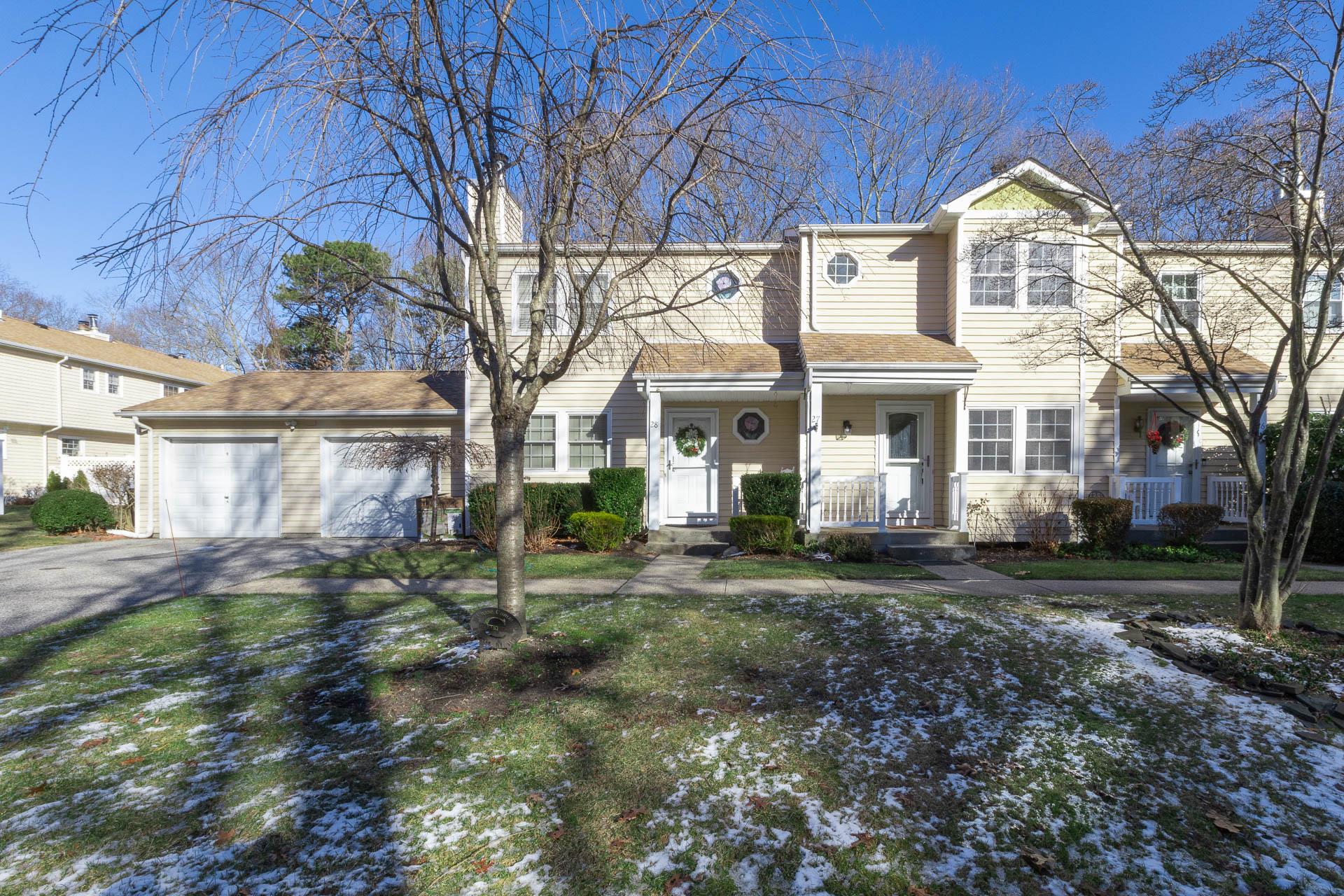 27 Chase Commons, Yaphank, New York image 1