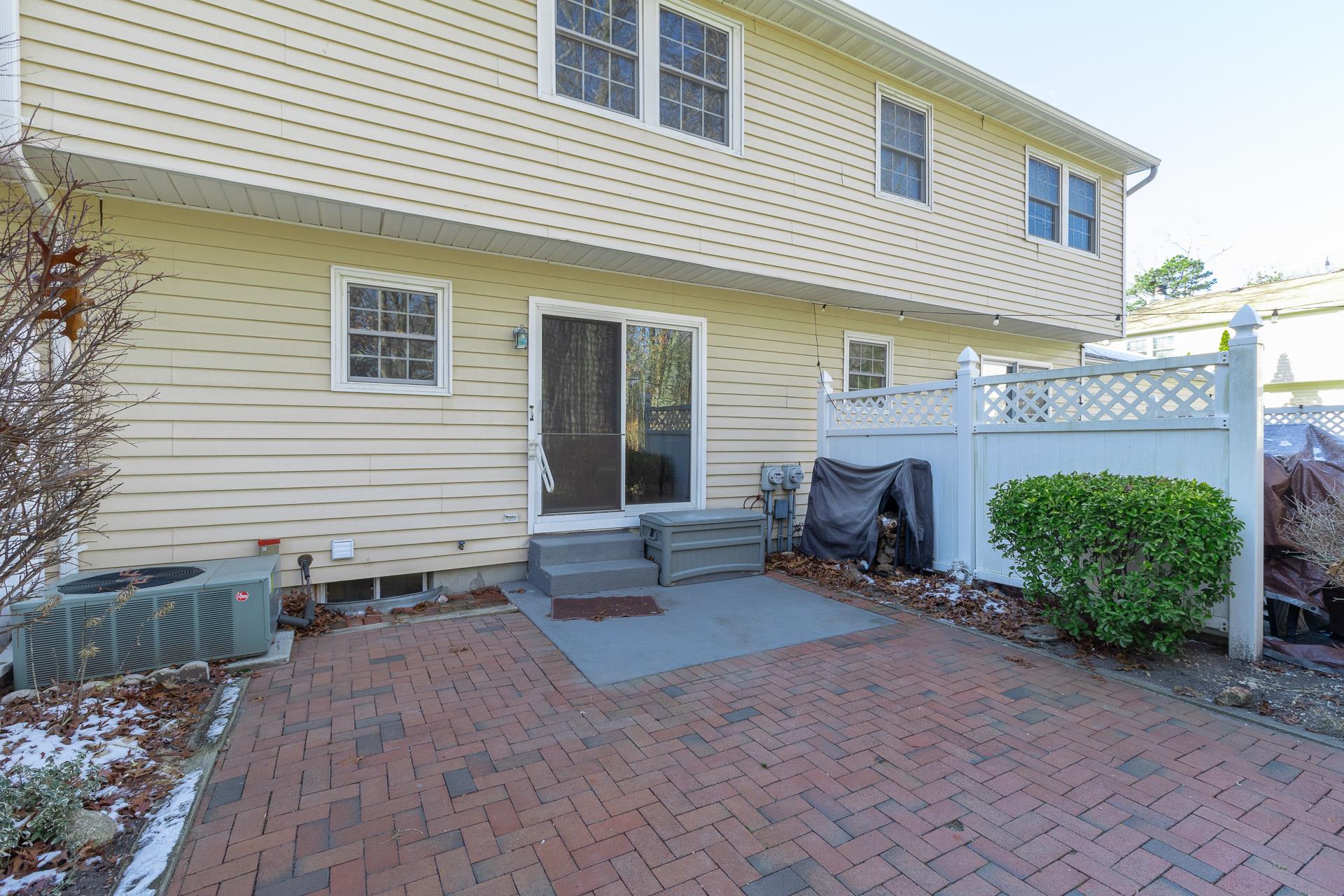 27 Chase Commons, Yaphank, New York image 4