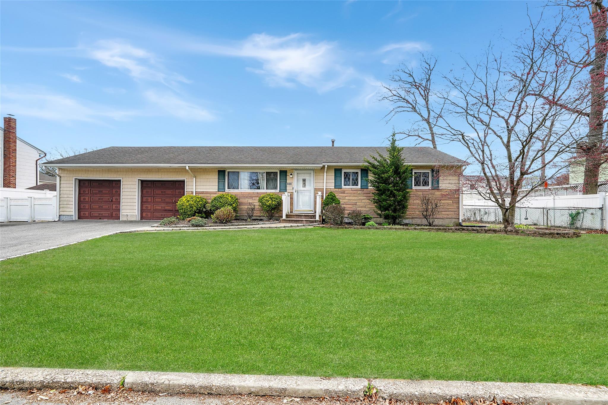 808 Windmill Avenue, West Babylon, New York image 1
