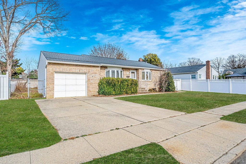 Photo of 171 N Oak Street, Massapequa Park, NY 11758 (MLS # 941466)