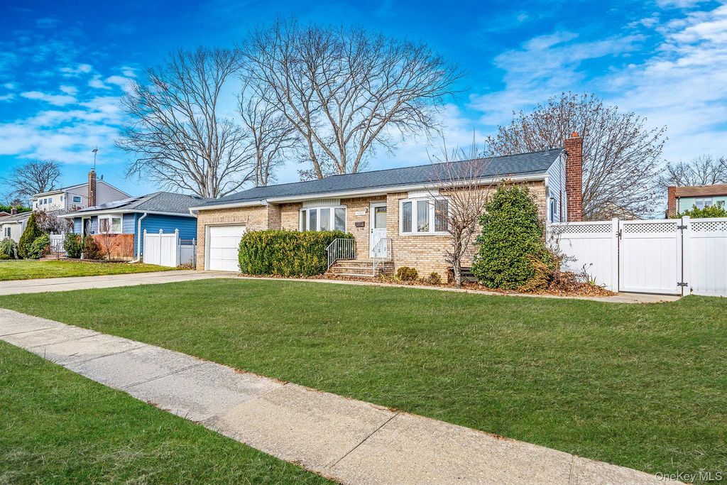 Photo of 171 N Oak Street, Massapequa Park, NY 11758 (MLS # 941466)