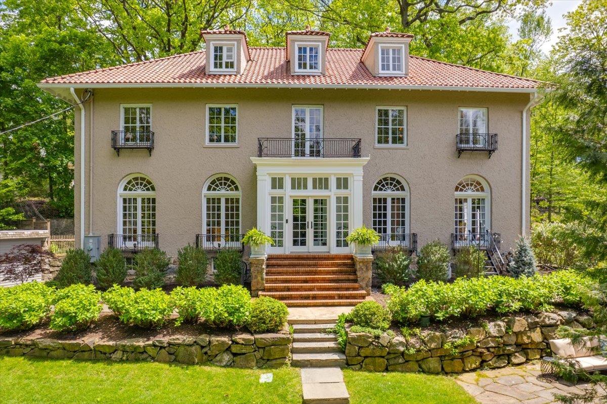 Harmon Avenue, Pelham, New York - 6 Bedrooms  
4.5 Bathrooms  
12 Rooms - 