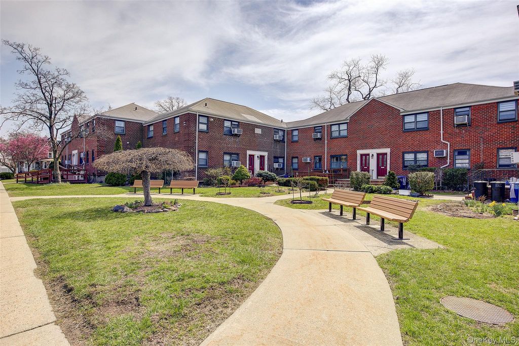 Photo of 160-36 Cross Island Parkway #6-203, Whitestone, NY 11357 (MLS # 979957)