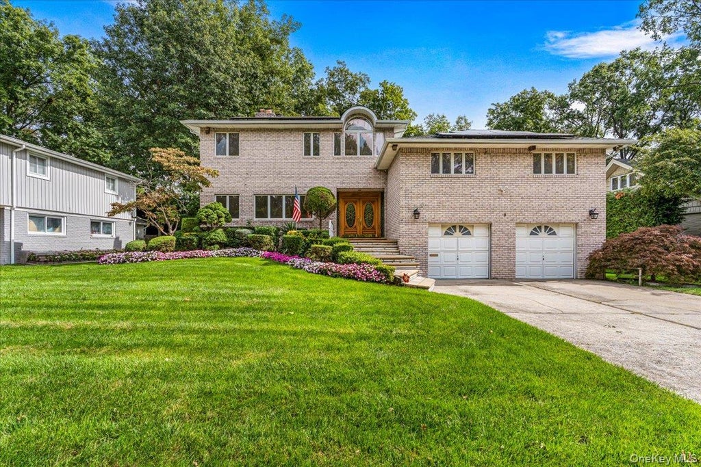 Photo of 8 Hamilton Drive, Roslyn, NY 11576 (MLS # 1018104)