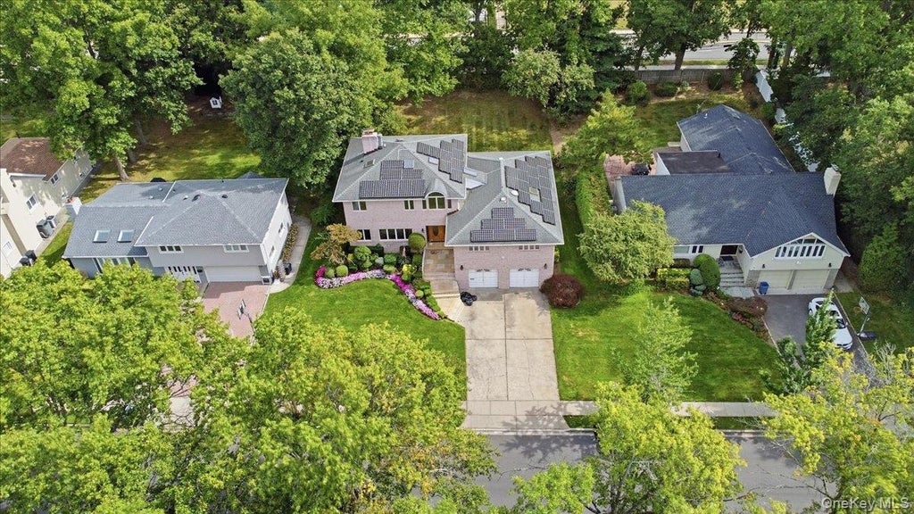 Photo of 8 Hamilton Drive, Roslyn, NY 11576 (MLS # 1018104)