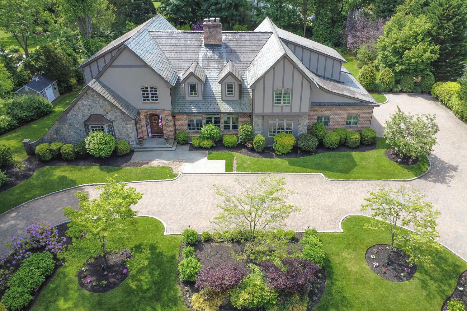 220 Elderfields Road, Manhasset, New York image 2