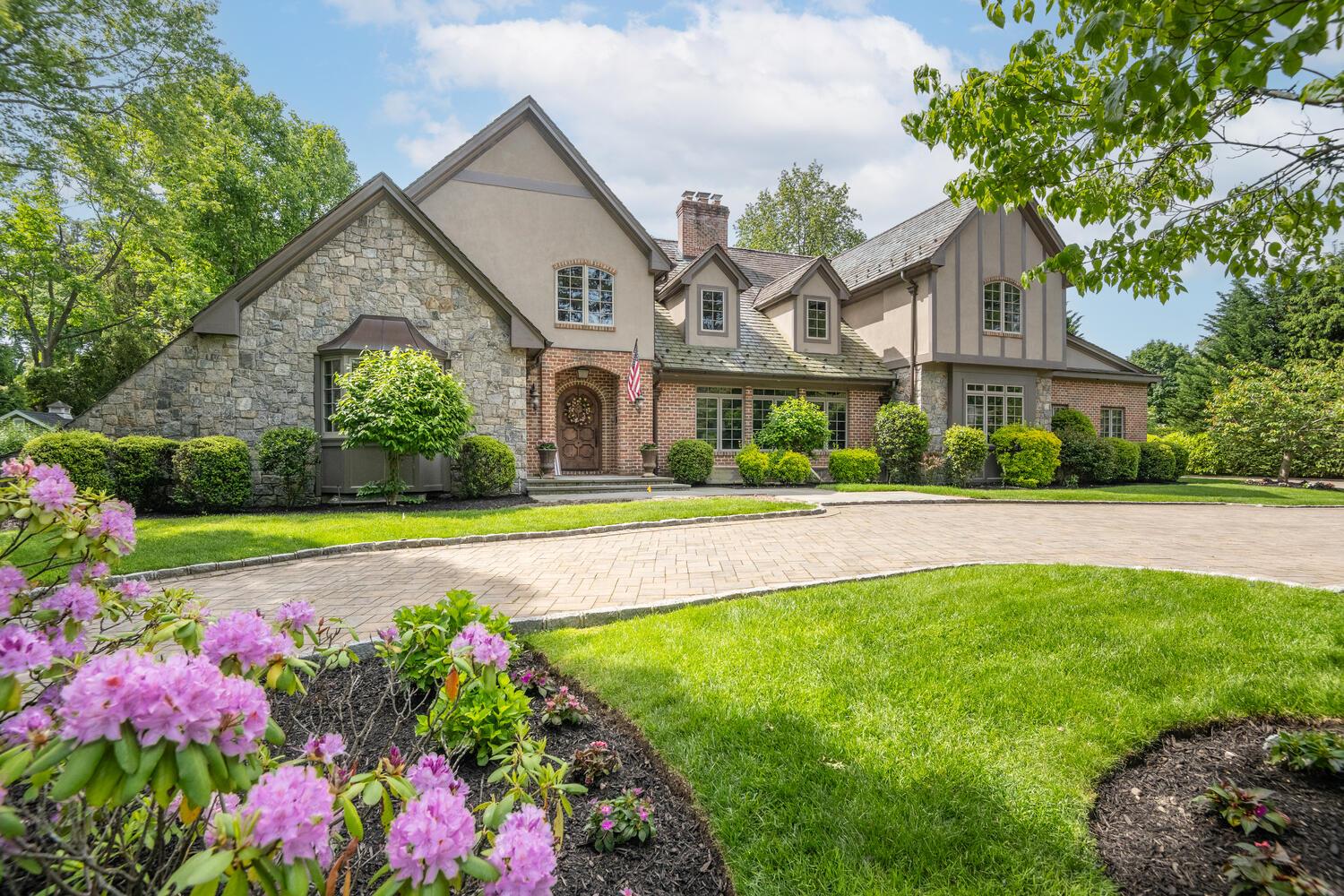 220 Elderfields Road, Manhasset, New York image 1