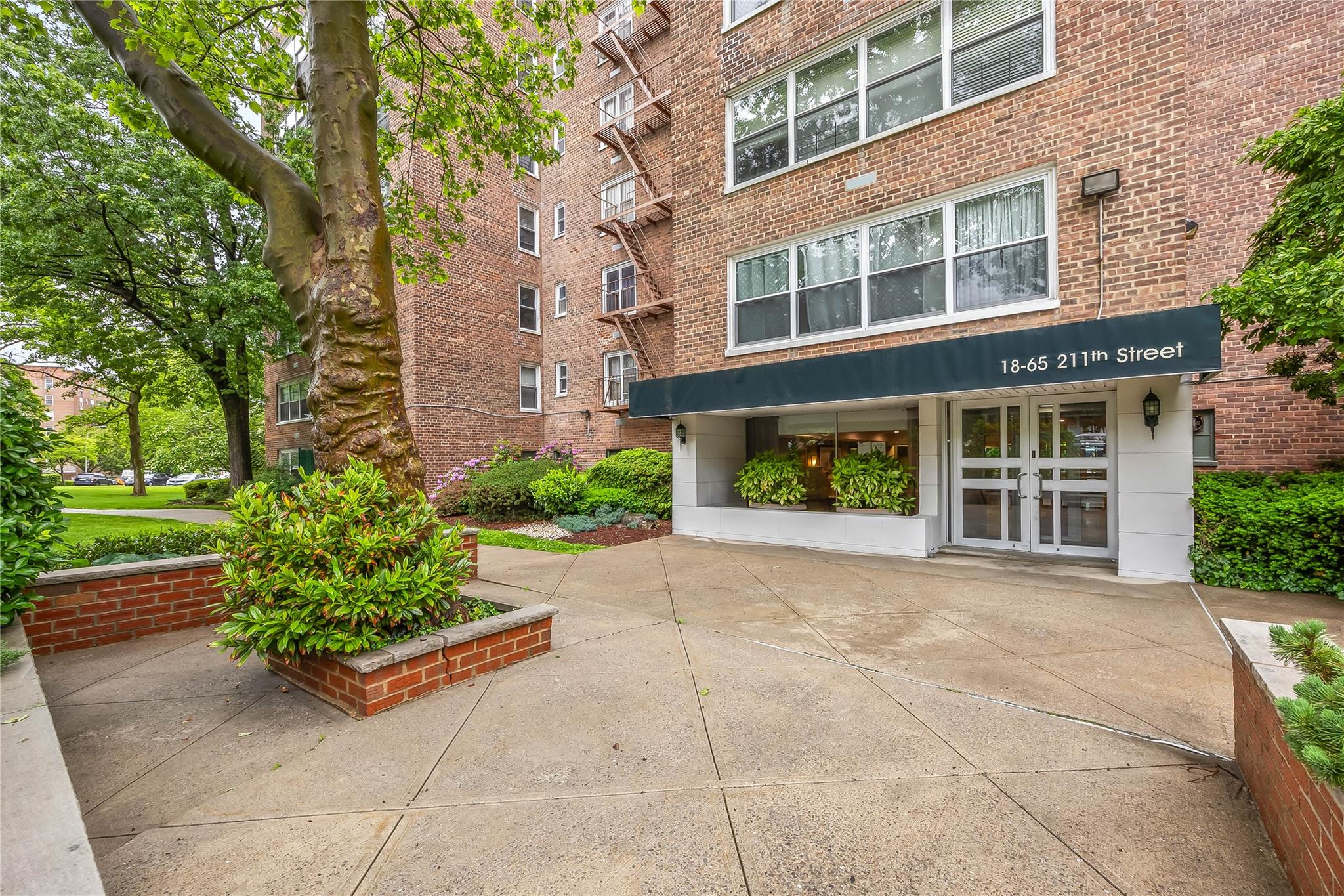 211 Street 6G, Bayside, Queens, NY - 2 Bedrooms  
1 Bathrooms  
5 Rooms - 