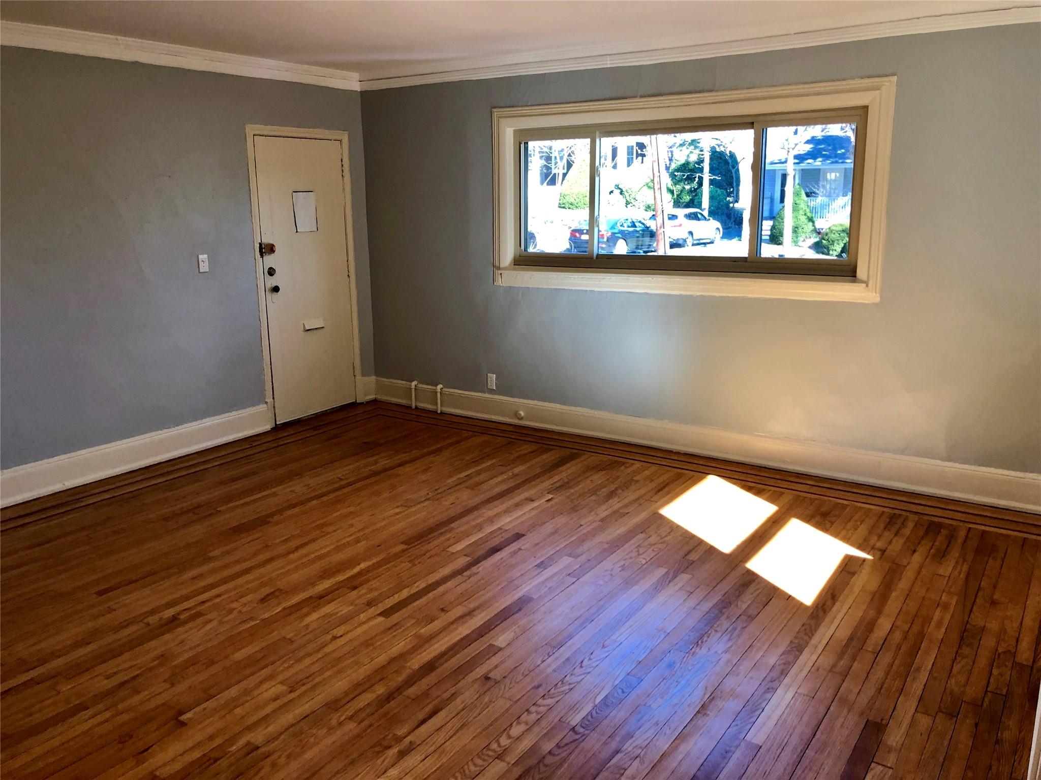 Rental Property at Pine Street 1L, Douglaston, Queens, NY - Bedrooms: 1 
Bathrooms: 1 
Rooms: 4  - $2,500 MO.