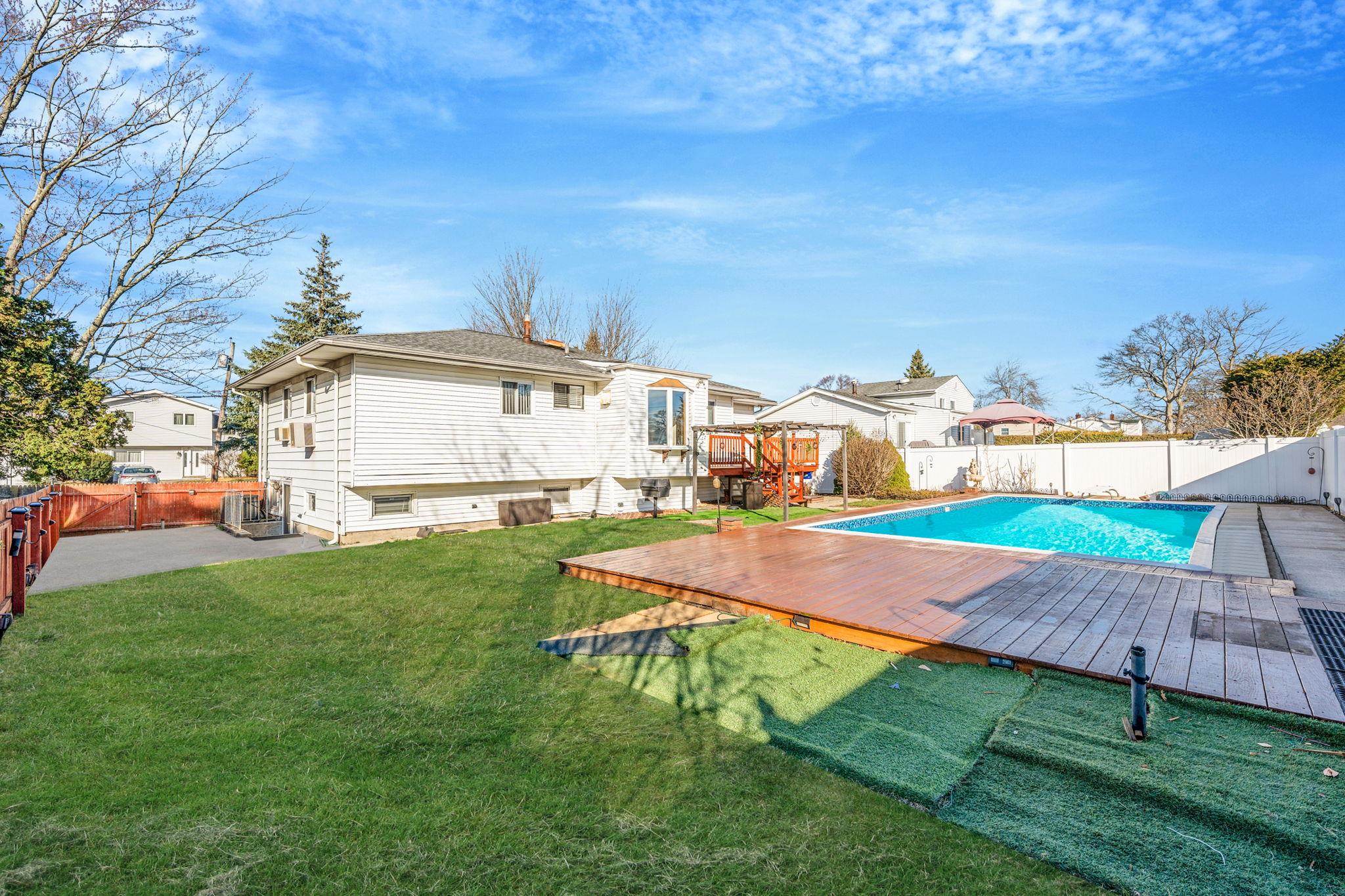 349 W 17th Street, Deer Park, New York image 3