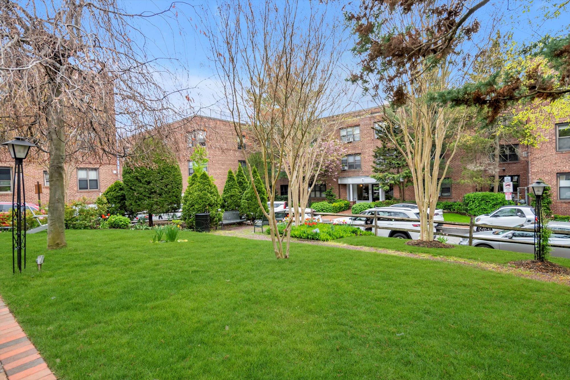 1 Town House Place Pl #APT 2E, Great Neck, New York image 16