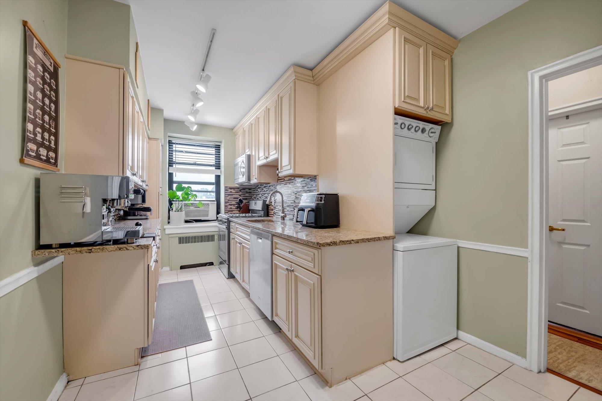 1 Town House Place Pl #APT 2E, Great Neck, New York image 6