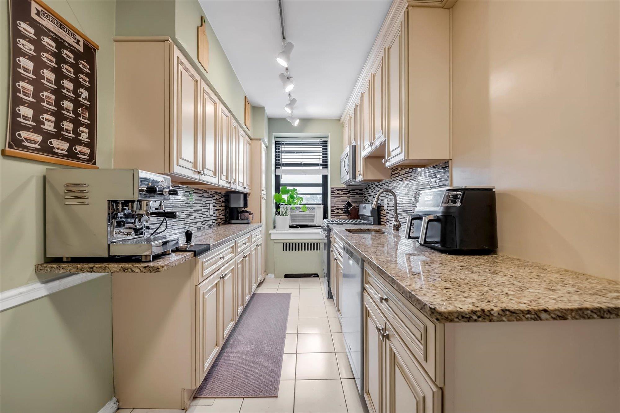 1 Town House Place Pl #APT 2E, Great Neck, New York image 7