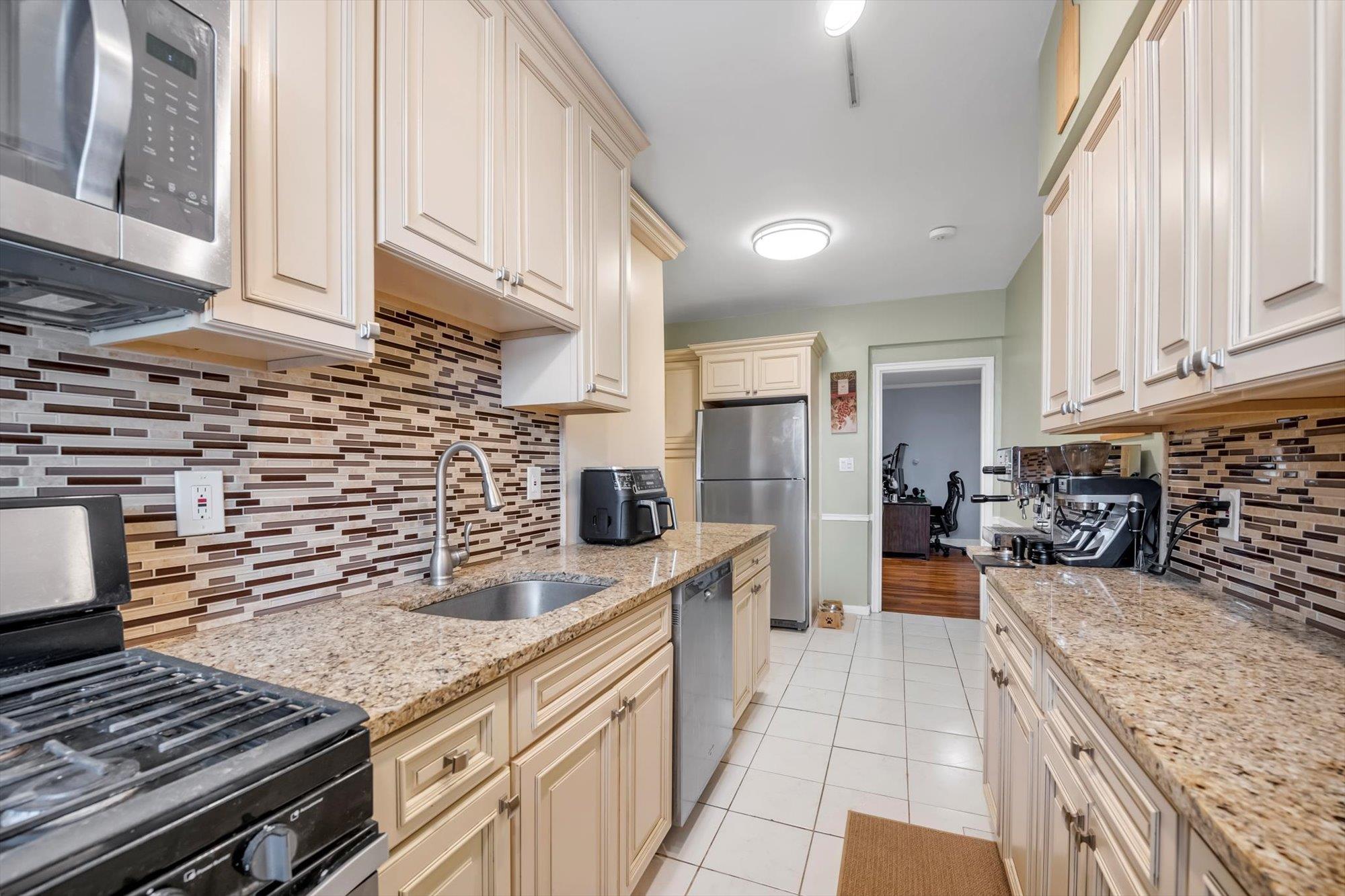 1 Town House Place Pl #APT 2E, Great Neck, New York image 8