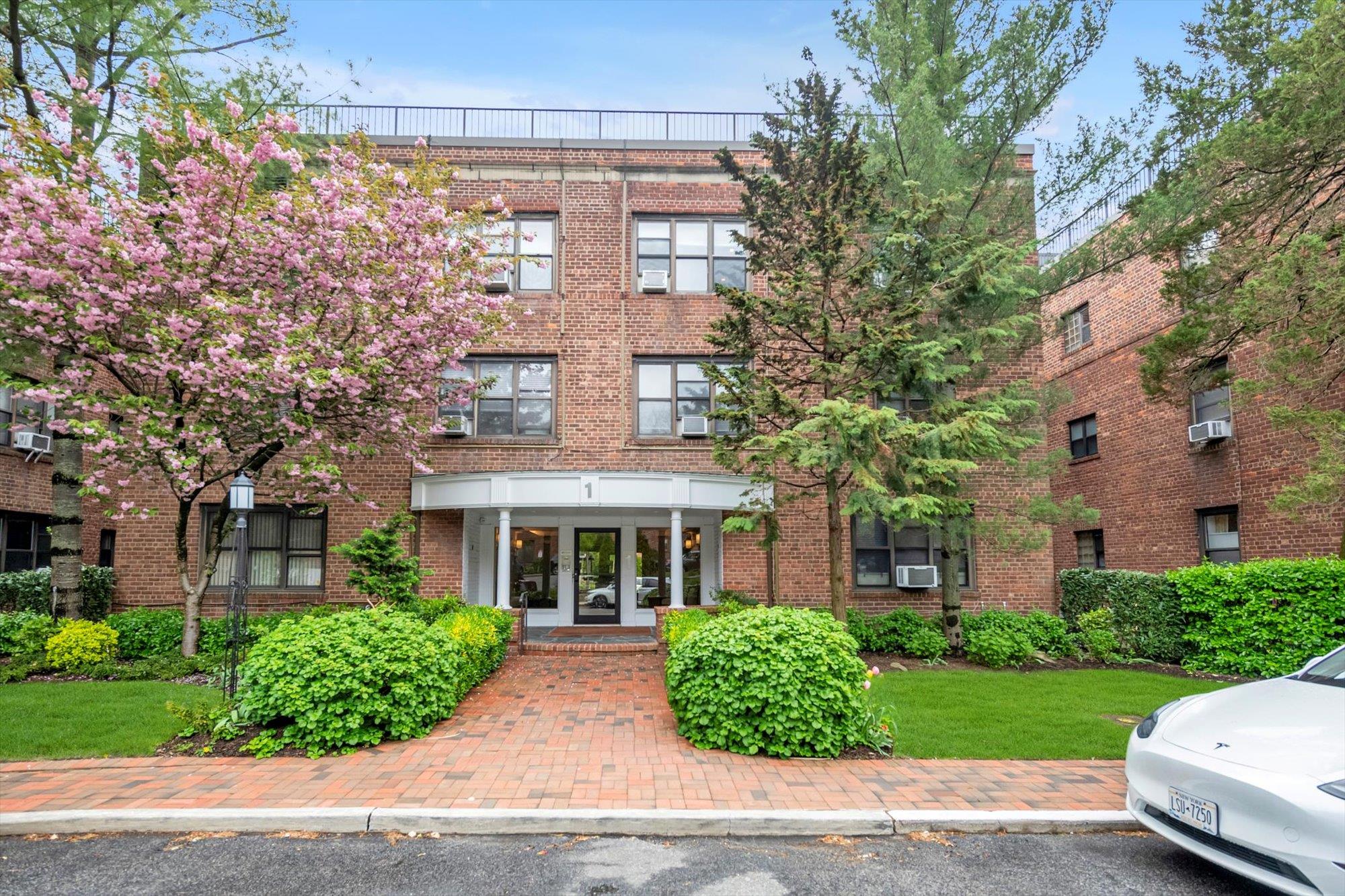 1 Town House Place Pl #APT 2E, Great Neck, New York image 1