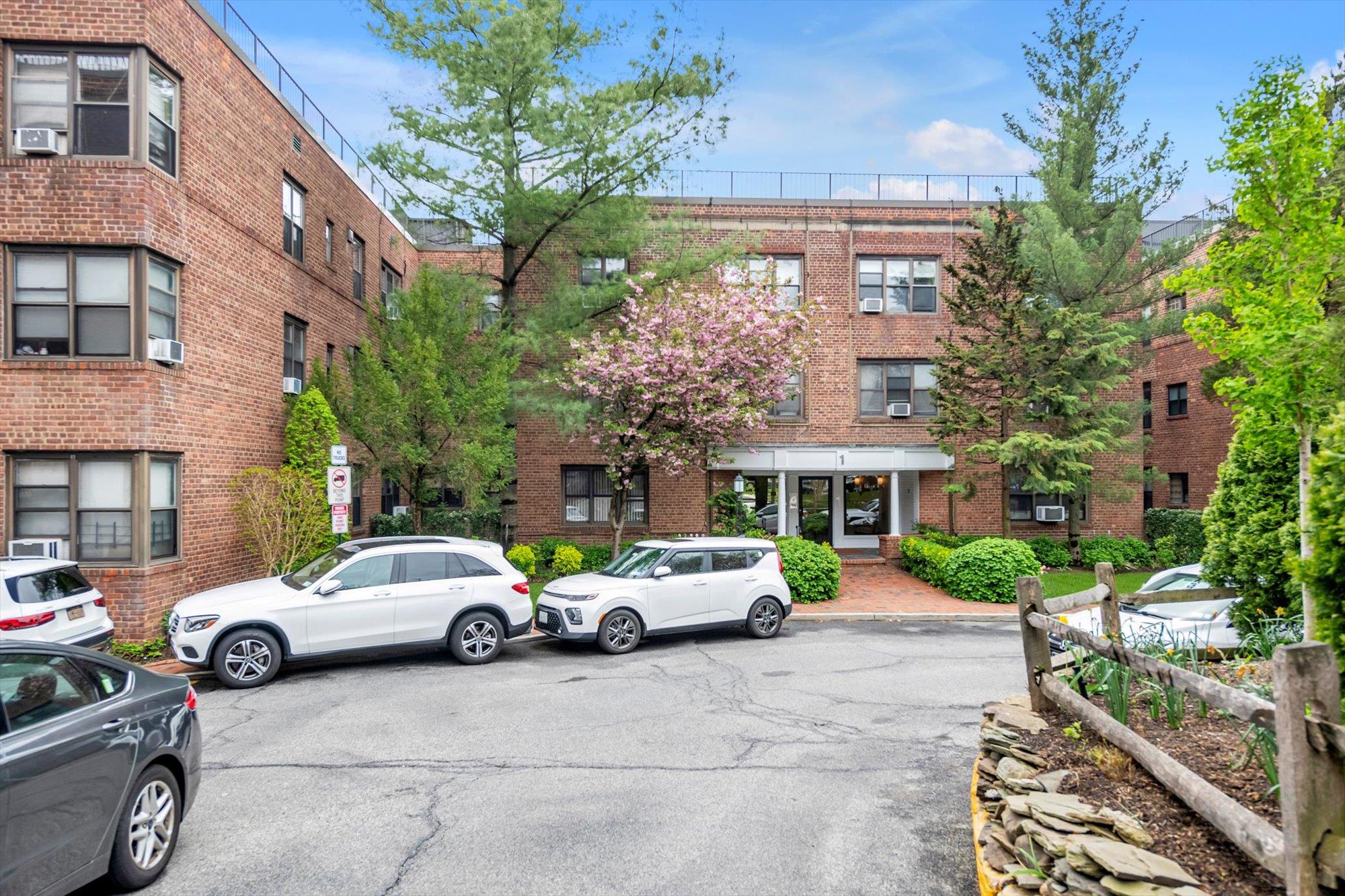 1 Town House Place Pl #APT 2E, Great Neck, New York image 15