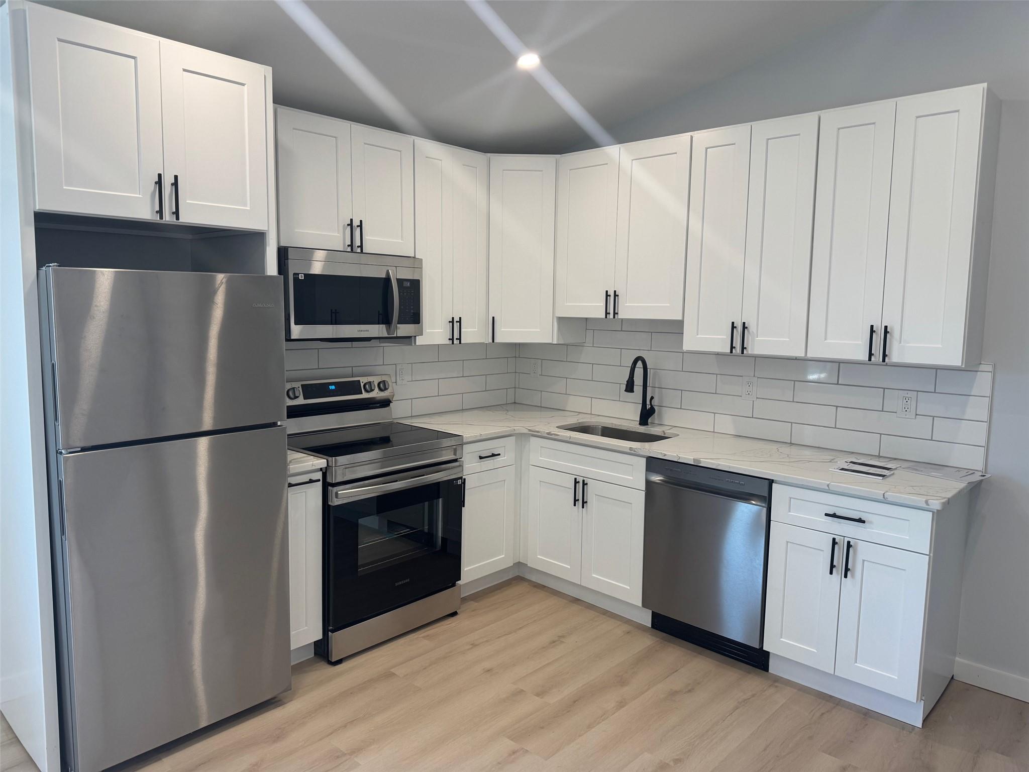 Locust Avenue 3A, Port Chester, New York - 2 Bedrooms  
1 Bathrooms  
6 Rooms - 