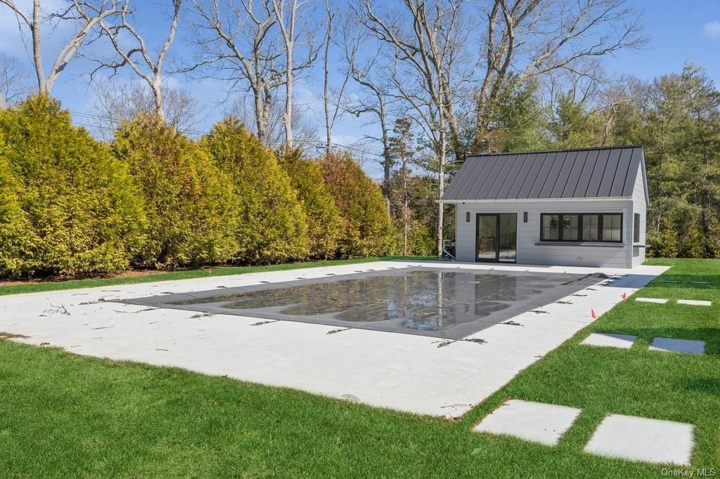 8 Ashwood Ct, Southampton, New York image 5
