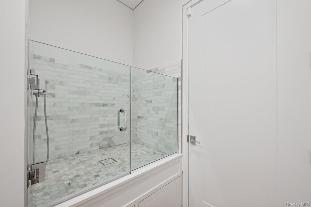 8 Ashwood Ct, Southampton, New York image 22