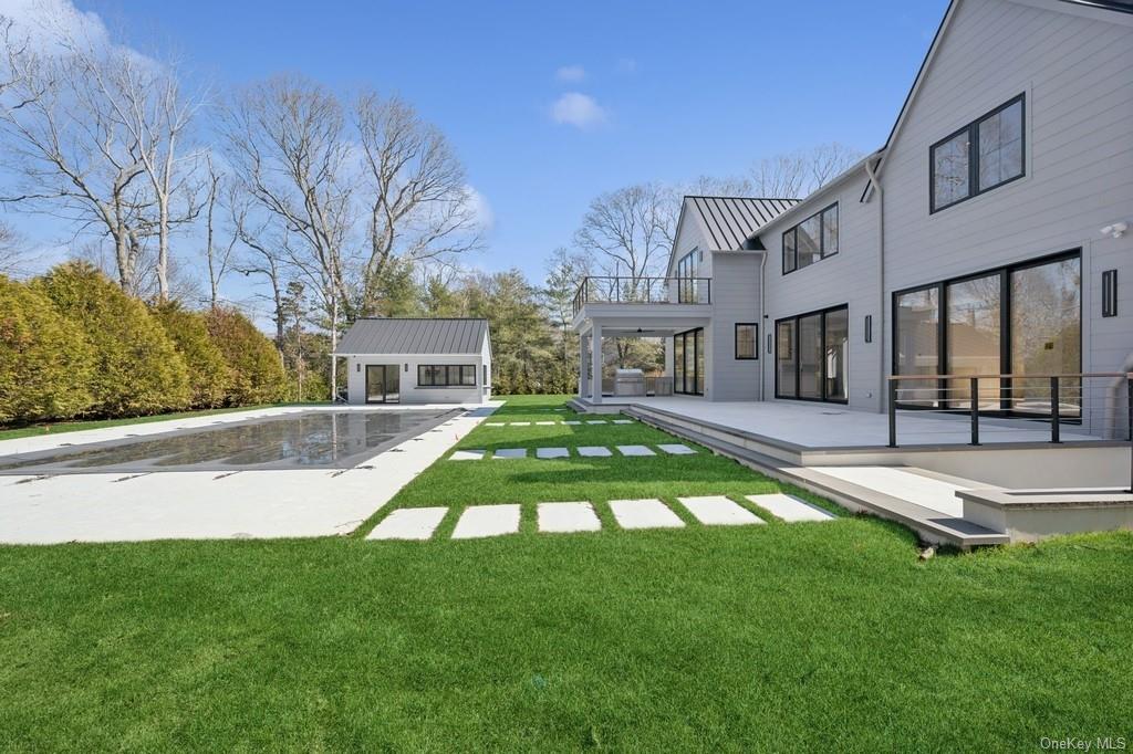 8 Ashwood Ct, Southampton, New York image 4