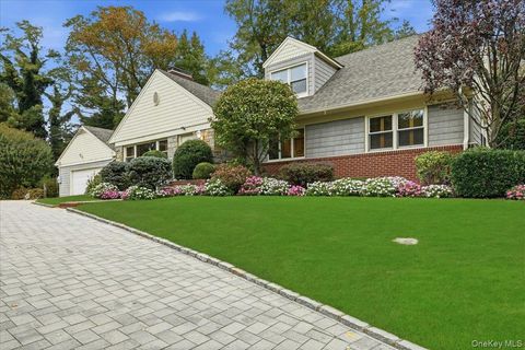 Photo of 88 Luquer Road, Manhasset, NY 11030 (MLS # 926256)