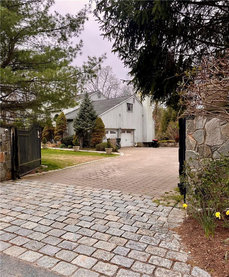 10 Tall Pines Lane, Mount Kisco, New York image 2