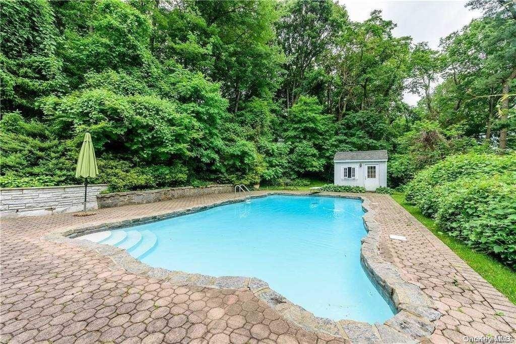 10 Hickory Lane, Glen Cove, New York image 25