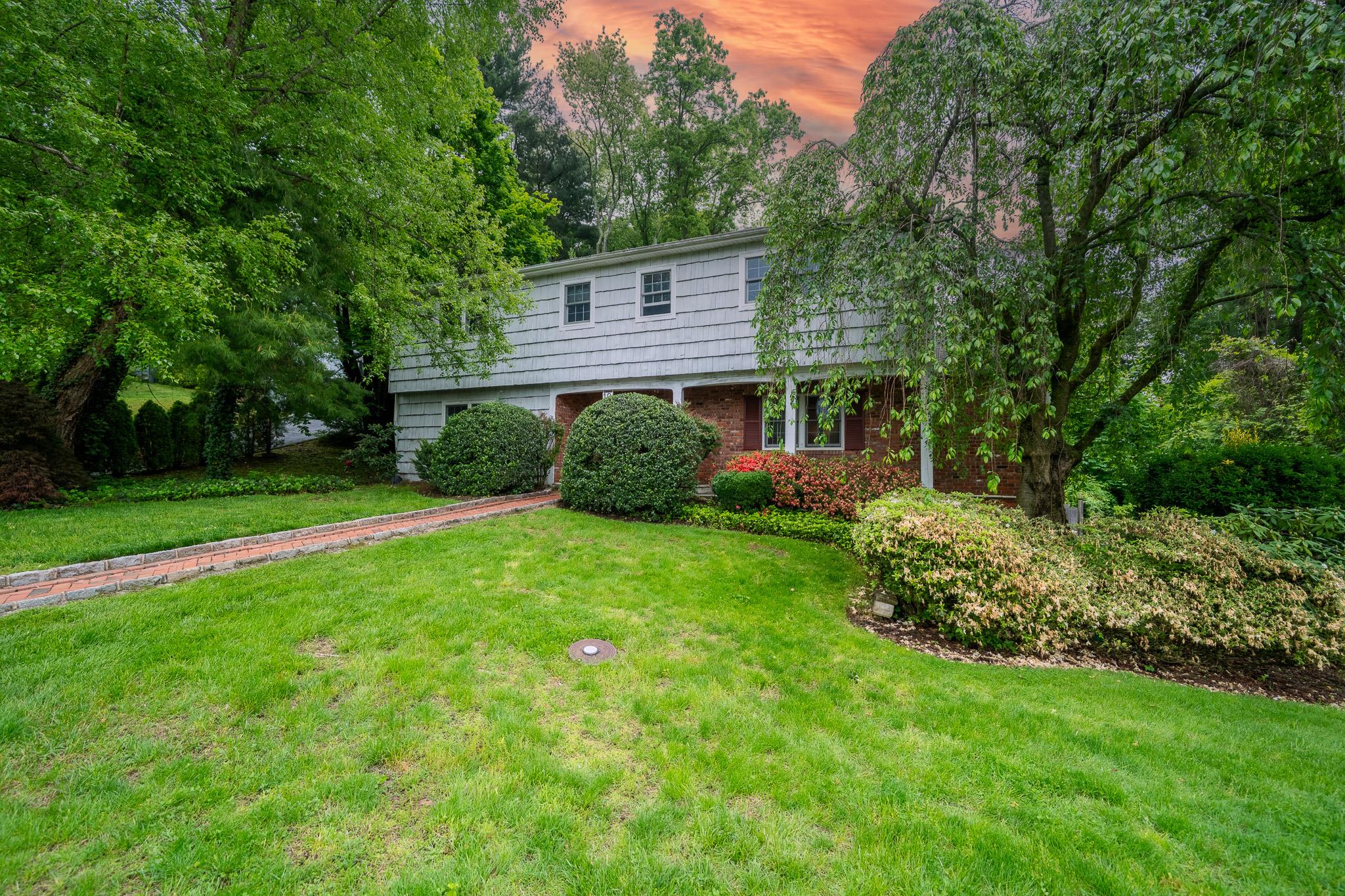 10 Hickory Lane, Glen Cove, New York image 2