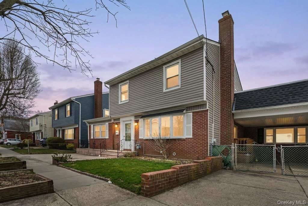 Photo of 305 S 8th Street, New Hyde Park, NY 11040 (MLS # 995828)