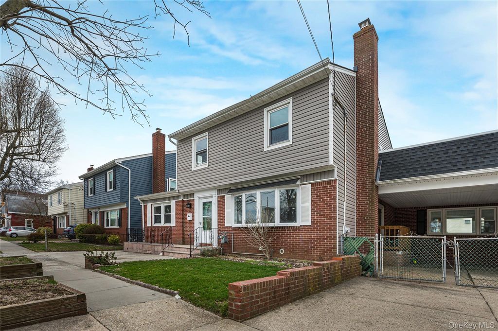 Photo of 305 S 8th Street, New Hyde Park, NY 11040 (MLS # 995828)