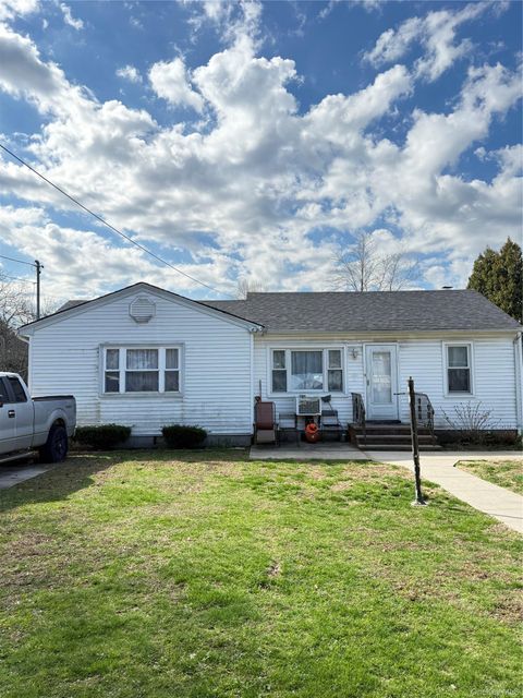 Photo of 18 Blossom Avenue, Holtsville, NY 11742 (MLS # 982337)