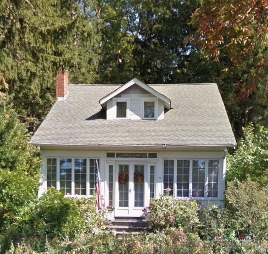 Photo of 22 Prospect Road, Centerport, NY 11721 (MLS # 988320)