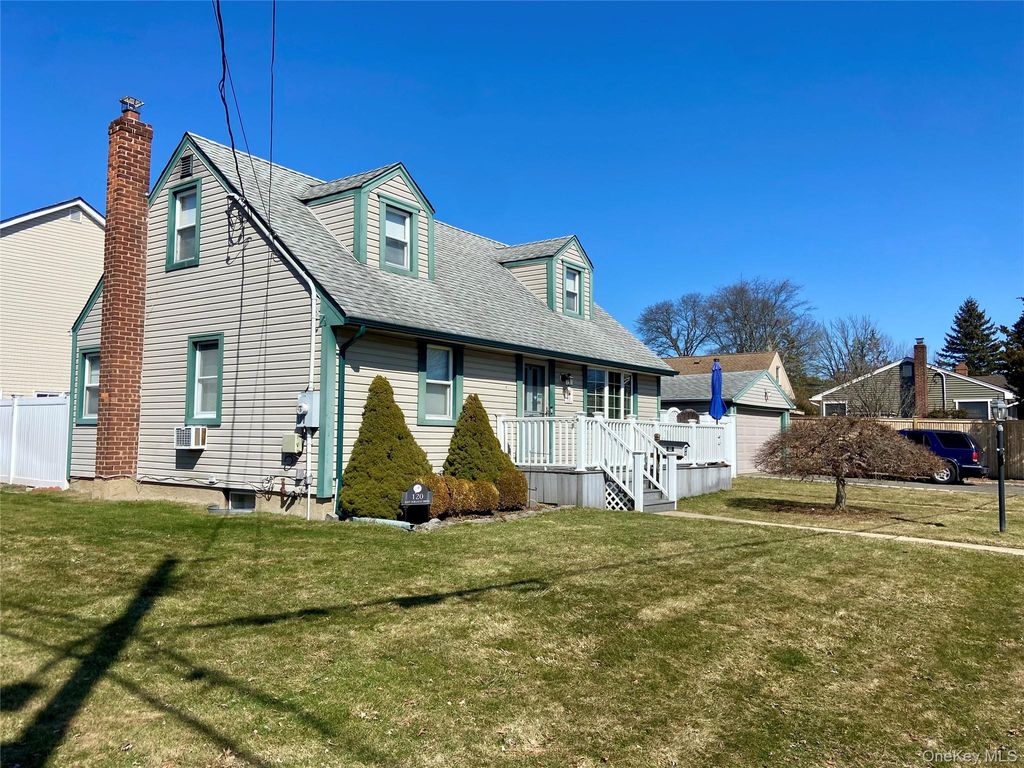 Photo of 120 E Zoranne Drive, Farmingdale, NY 11735 (MLS # 970024)