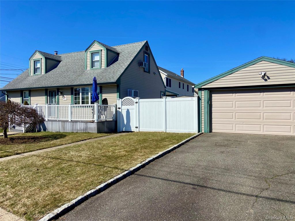 Photo of 120 E Zoranne Drive, Farmingdale, NY 11735 (MLS # 970024)