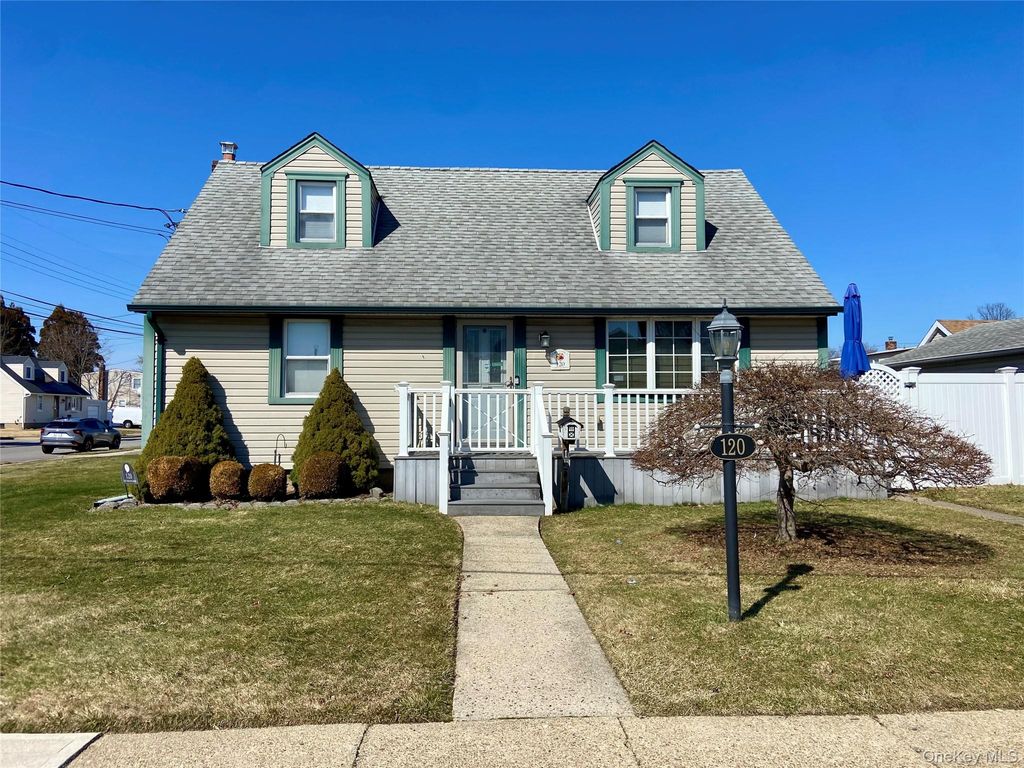 Photo of 120 E Zoranne Drive, Farmingdale, NY 11735 (MLS # 970024)