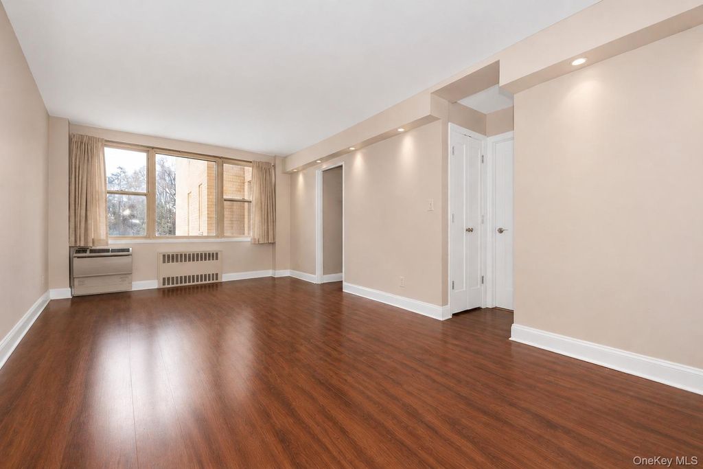 Photo of 12 Old Mamaroneck Road #4L, White Plains, NY 10605 (MLS # 959980)
