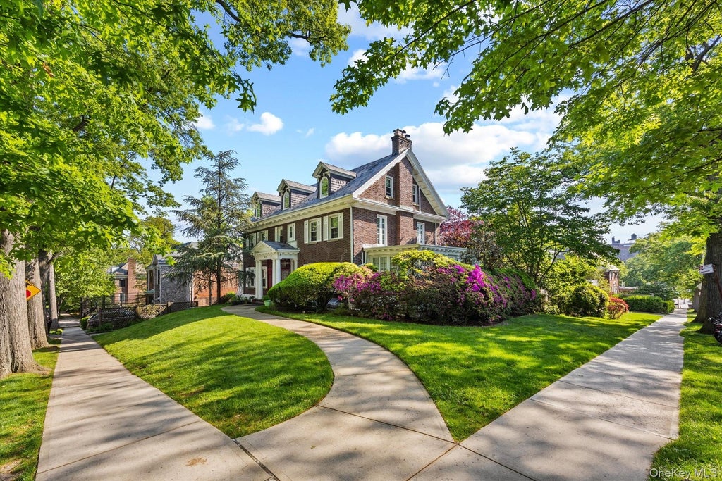 Photo of 8273 Beverly Road, Kew Gardens, NY 11415 (MLS # 1058926)