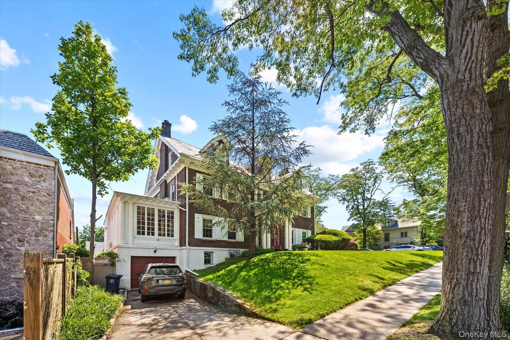 Photo of 8273 Beverly Road, Kew Gardens, NY 11415 (MLS # 1058926)