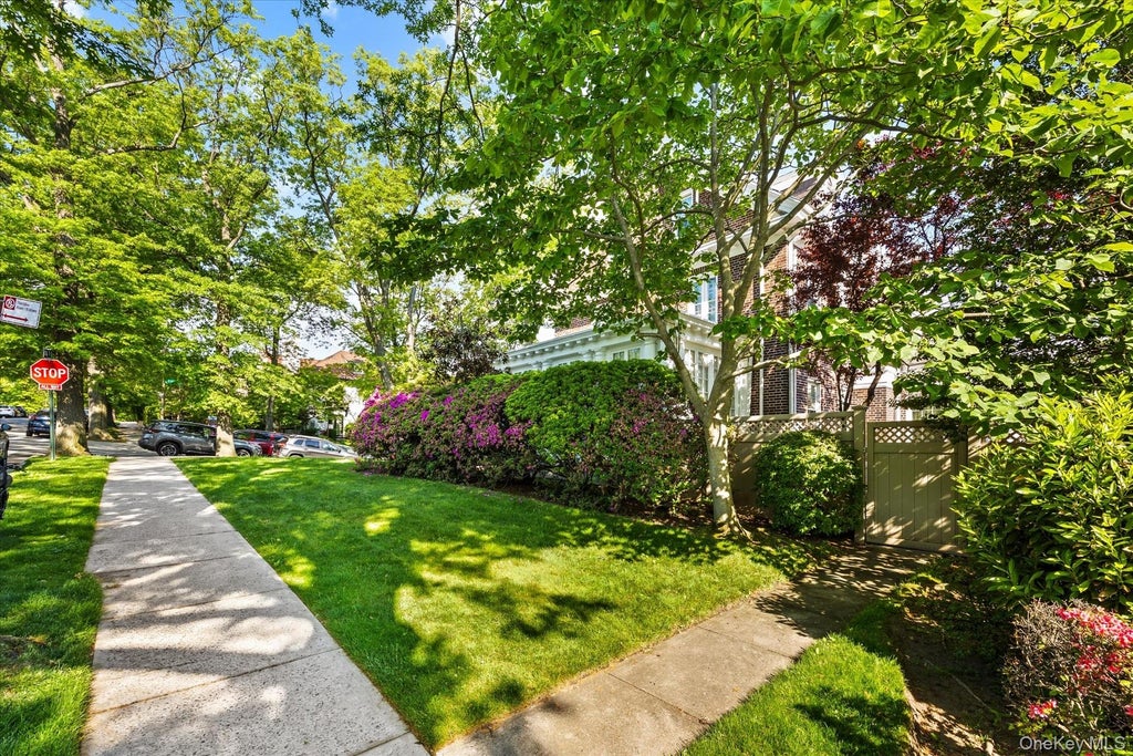 Photo of 8273 Beverly Road, Kew Gardens, NY 11415 (MLS # 1058926)
