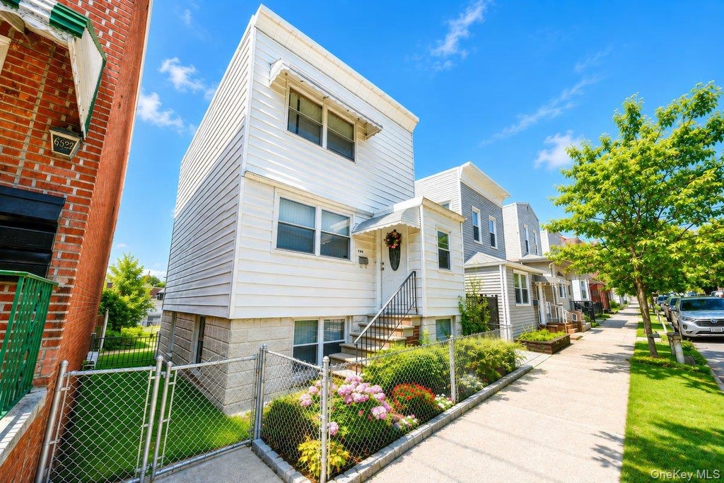 Photo of 1921 Edison Avenue, Bronx, NY 10461 (MLS # 1045114)