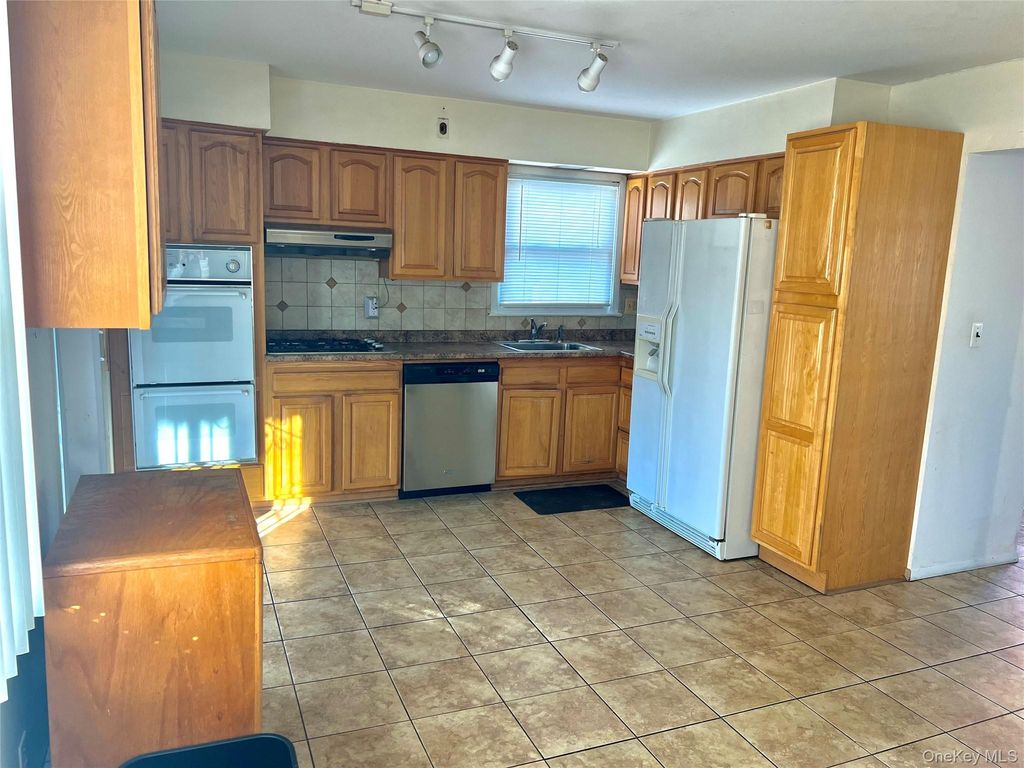 Photo of 1613 Stadium Avenue, Bronx, NY 10465 (MLS # 946354)